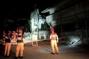 La oscuridad complica las tareas de rescate. Reuters.