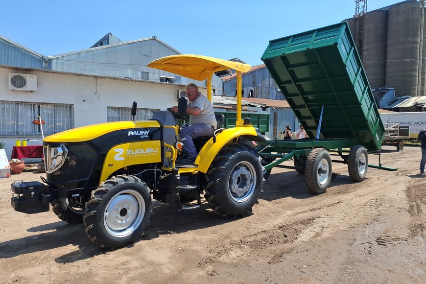 “Lo que buscamos es mejorar día a día la calidad de los servicios que reciben los vecinos. Cada inversión responde a una planificación conjunta con los empleados municipales, que son quienes utilizan estas maquinarias en su labor cotidiana”, expresó la Intendente.