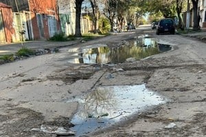 Las calles de barrio Alfonso parecen "bombardeadas", dicen los lectores. Foto: Gentileza.