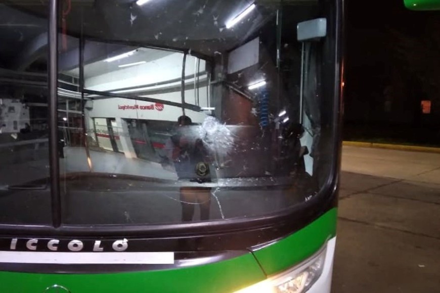 colectivo apedreado vandalismo