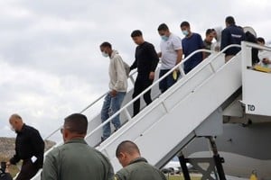 El vuelo de repatriación aterrizó en Ezeiza durante la madrugada bajo fuerte hermetismo.