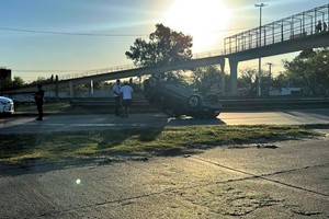 El Nissan Kicks terminó con las cuatro ruedas hacia arriba en plena Circunvalación.