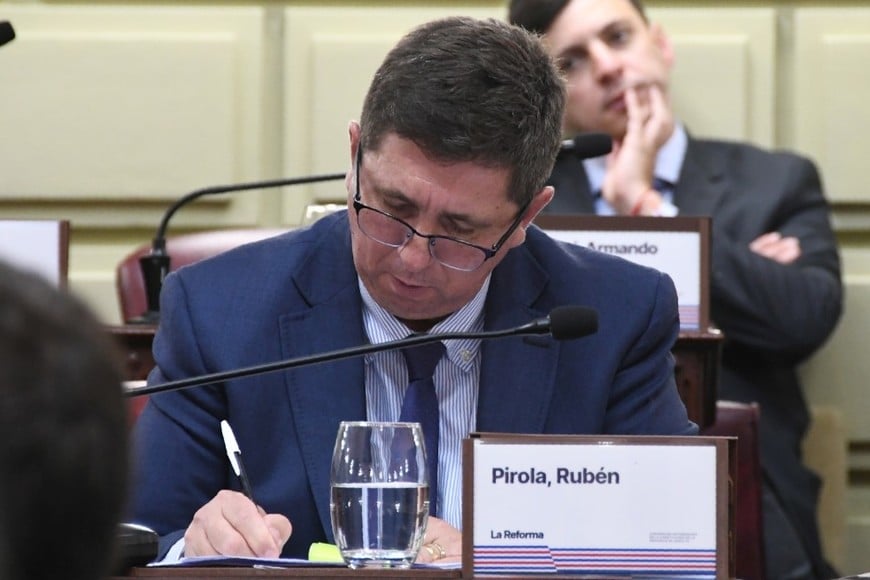 El senador Rubén Pirola (PJ-Las Colonias) inició el debate en la Cámara alta, tras la Convención Reformadora. El ex convencional encuentra que su propuesta va en línea con la autonomía municipal consagrada por la Constitución. Crédito: Archivo El Litoral.