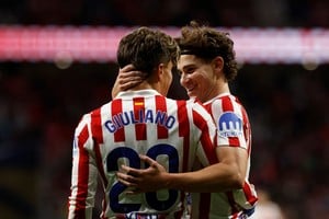 Julián Álvarez brilló con dos asistencias y un gol de penal ante el Frankfurt. Foto: Reuters