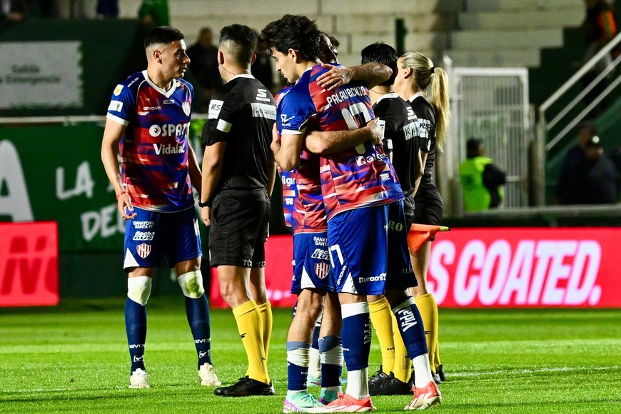 Palavecino se abraza con un compañero al cierre del encuentro con Banfield. Tuvo una gran posibilidad para que Unión gane el partido. De todos modos, Tagliamonte, más tarde, salvó el arco con una espectacular atajada. Crédito: Juan Foglia