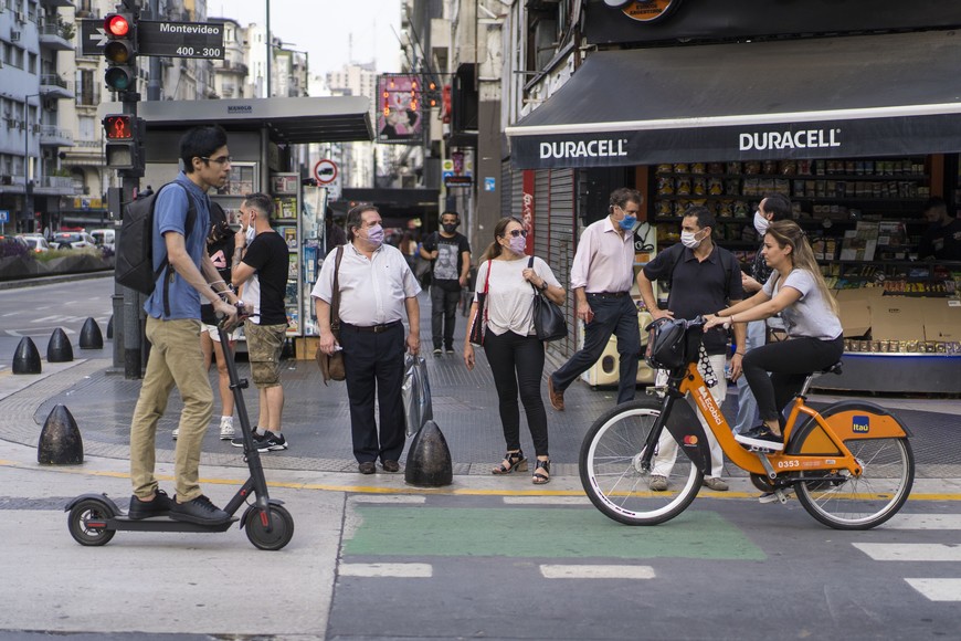 (210311) -- BUENOS AIRES, 11 marzo, 2021 (Xinhua) -- Personas esperan para cruzar una calle, en la ciudad de Buenos Aires, Argentina, el 11 de marzo de 2021. (Xinhua/Martín Zabala) (mz) (ah) (da) (ce)  bicisenda ciclovia monopatin bicicleta de la ciudad