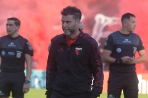 Se hizo humo "Rodo". Además de pasar y fracasar en el banco de Colón, los ex entrenadores eligen hablar y criticar en los medios nacionales a la institución desde Buenos Aires. Primero lo hizo Andrés Yllana, ahora lo hace Rodolfo De Paoli. Foto: Manuel Fabatía