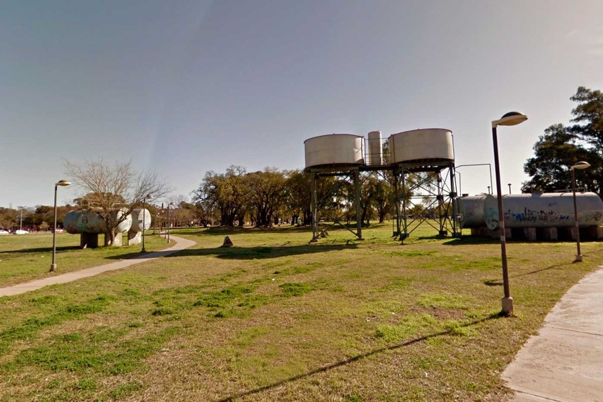 Los tanques del FF.CC que quedaron en el Parque Federal.