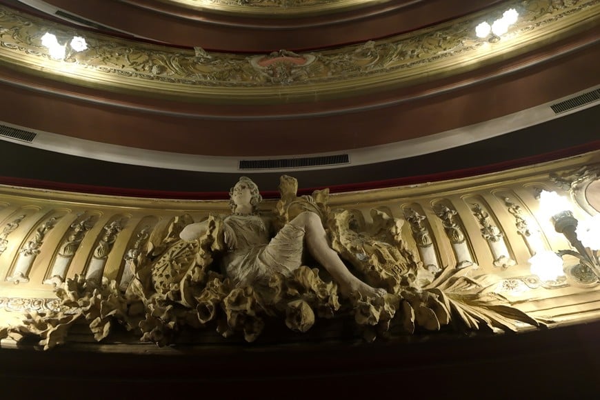 Otro ornamento (escultura) que se roba las vistas del teatro.