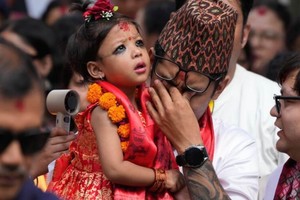 Aryatara Shakya fue llevada en brazos por su emocionado padre desde su casa   hasta un palacio templo.