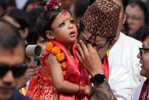 Aryatara Shakya fue llevada en brazos por su emocionado padre desde su casa hasta un palacio templo.