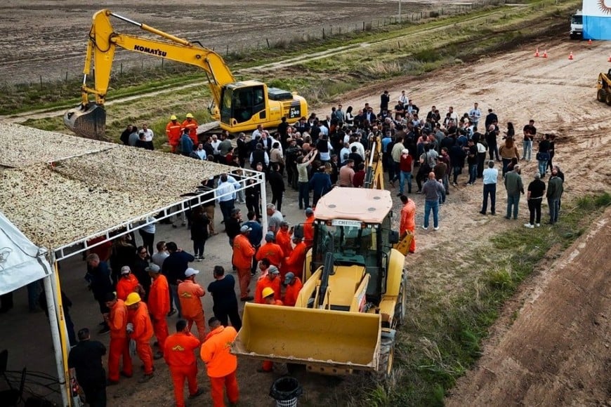 Llaryora encabezó el acto en Santiago Temple y anunció el inicio del primer tramo de la Autovía 19. Foto: Gentileza