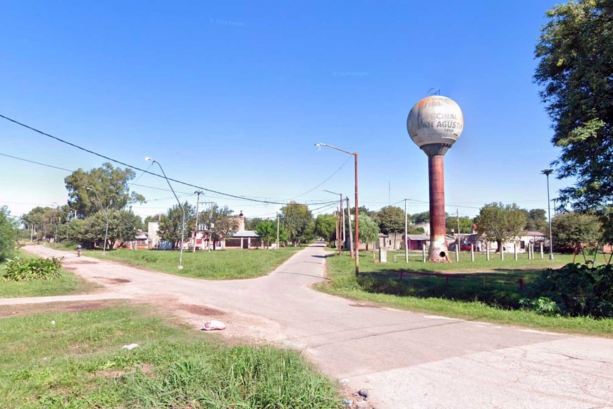 En barrio San Agustín, frente al ingreso del mercado de productores, el tanque de agua.