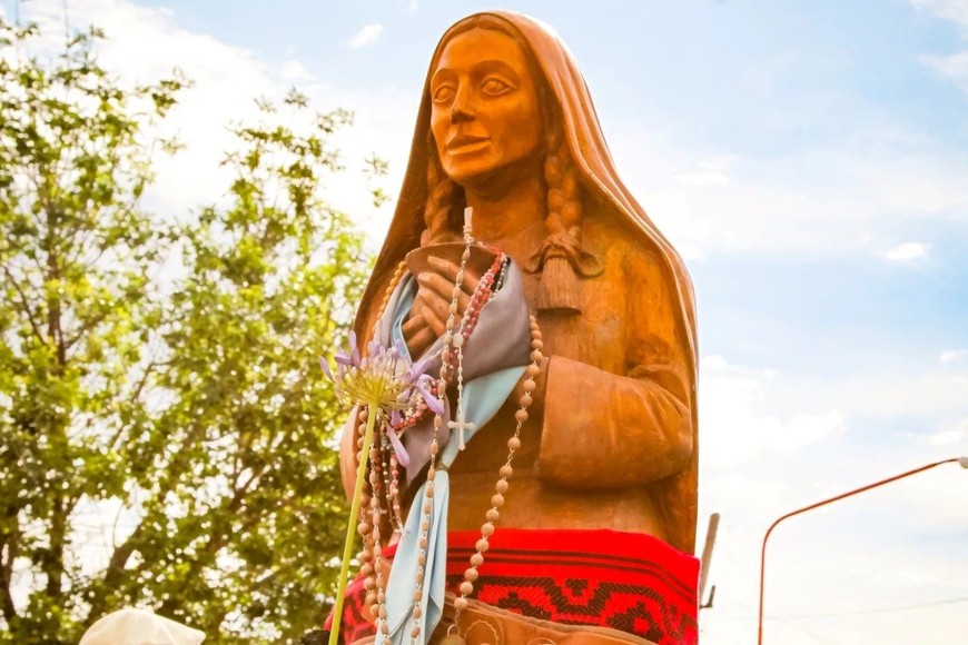 Cada año, miles de personas se suman para compartir la devoción y la amistad en torno a las capillas e iglesias que forman parte del recorrido.