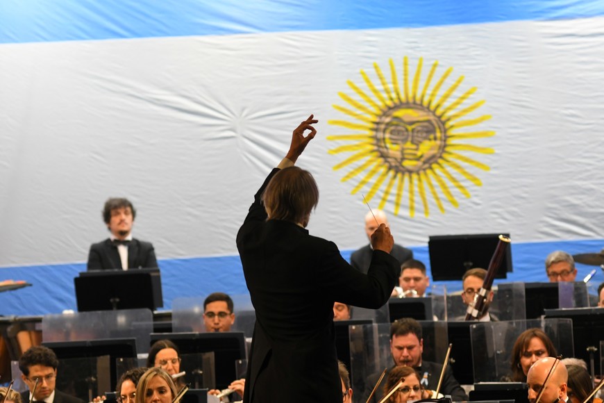 2024. Gala por la Revolución de Mayo, A cargo del reconocido director Silvio Viegas.