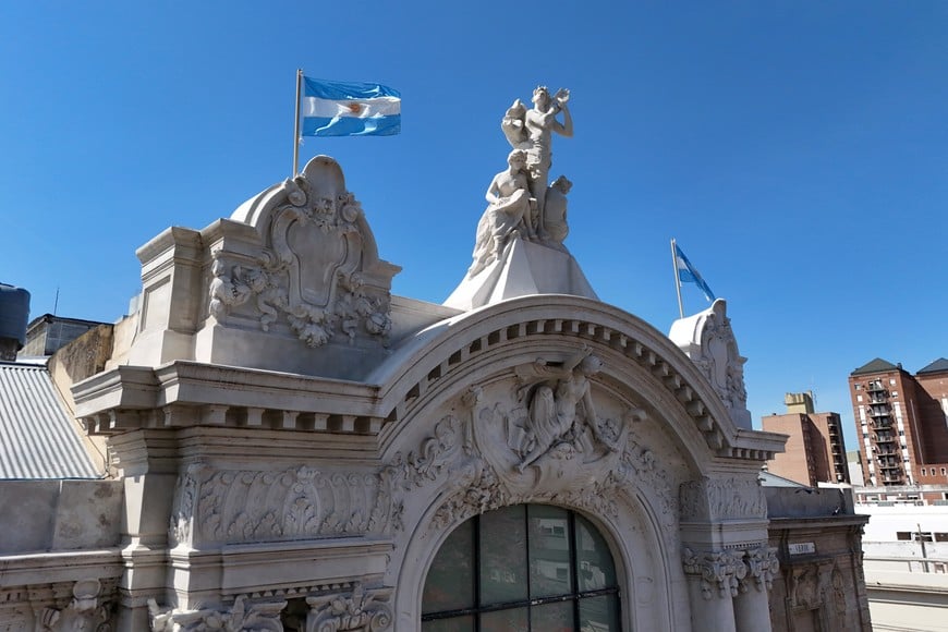 En lo alto de la fachada, sus extraordinarias ornamentaciones.