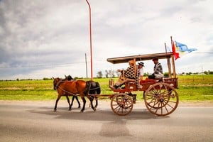 Miles de vecinos suelen acompañar el paso de la caravana en cada una de sus paradas, reforzando la unión comunitaria que distingue a esta celebración.