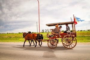 Miles de vecinos suelen acompañar el paso de la caravana en cada una de sus paradas, reforzando la unión comunitaria que distingue a esta celebración.
