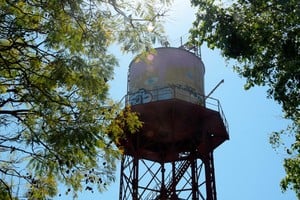 En barrio Candioti sur, sigue en pie el viejo tanque del sistema ferroviario; ahora conocido como Predio Ferial. Foto: Guillermo Di Salvatore.