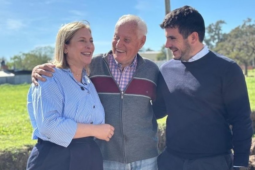 Scaglia y Chiarella junto a vecinos en su recorrida por Venado Tuerto.