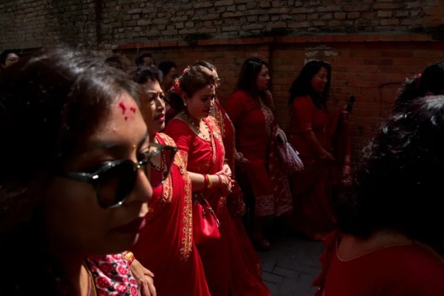 Trishna Shakya, la Kumari de Katmandú ya retirada, regresa a su hogar en un palanquín durante una ceremonia en Nepal.