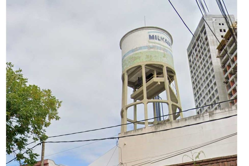El viejo tanque de la empresa láctea.