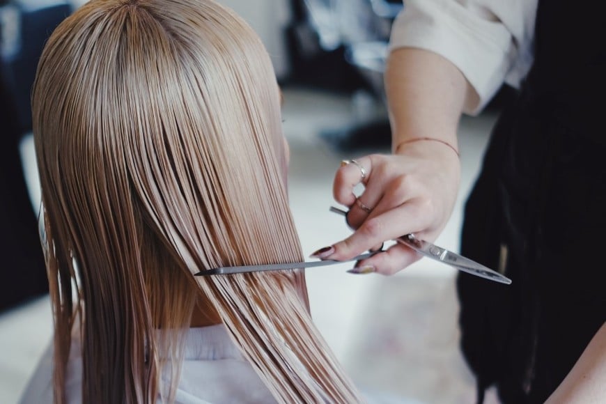 Cortar el cabello durante la luna nueva ayuda a que las raíces se fortalezcan.