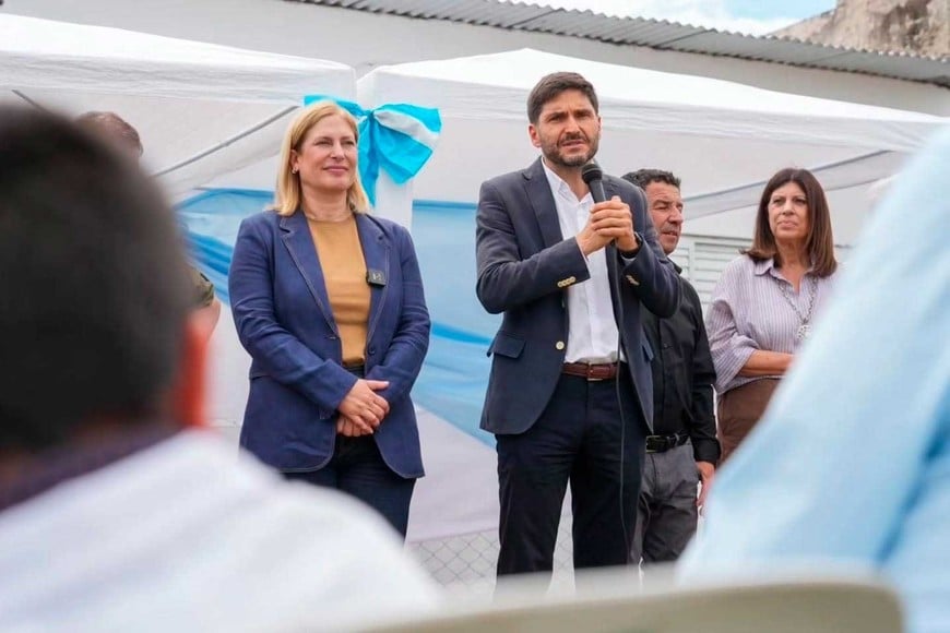 Gobernador y vice, habilitando agua en el paraje norteño.