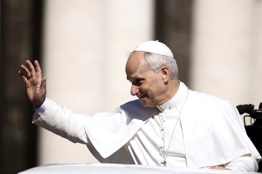 FILE PHOTO: Pope Leo XIV gestures to the crowd as he tours St Peter's Square in the popemobile following a Holy Mass for the Jubilee of Catechists at the Vatican, September 28, 2025. REUTERS/Matteo Minnella/File Photo