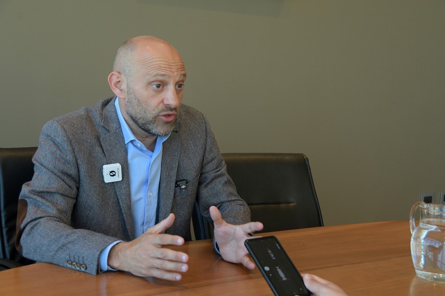 Puccini destacó que ya salen 20 toneladas de minerales por semana, desde el puerto de Rosario. Y tres navieras internacionales llegan hasta los muelles del sur provincial.