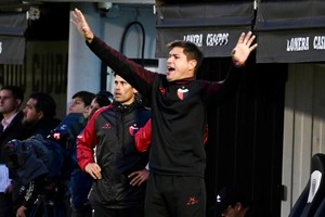 Ezequiel Medrán, el entrenador sabalero. Su objetivo fue el de hacer un buen "mini torneo" de siete fechas, pero van seis y no pudo ganar. Agarró un equipo destruido y pretende terminar, al menos, con una victoria. Crédito: Juan Foglia