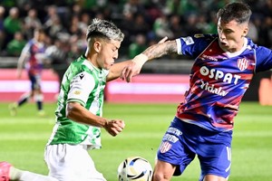 Mateo Del Blanco, una pieza clave en el funcionamiento defensivo y ofensivo del equipo puntero del torneo en la zona A. Créditos: Juan Foglia