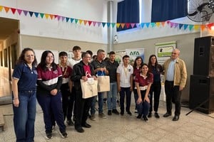 Calvo hizo entrega de las Declaraciones de Interés de la Cámara de Senadores de la Provincia de Santa Fe, los 10 años de la Cooperativa Escolar “Manos a la Obra” por su trayectoría, compromiso social y la formación en valores cooperativos