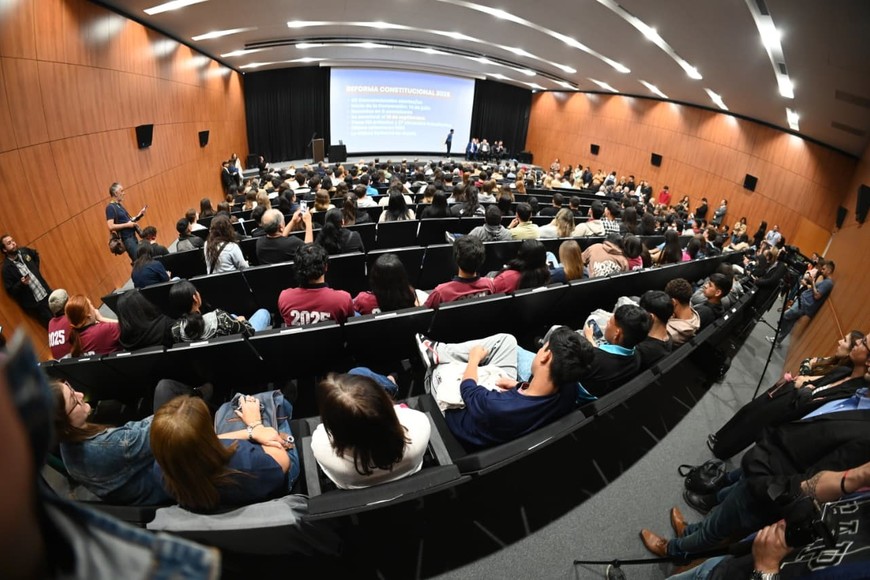 Acto de Jura de la Nueva Constitución Provincial, llevado a cabo en el Museo de la Constitución. Flavio Raina.