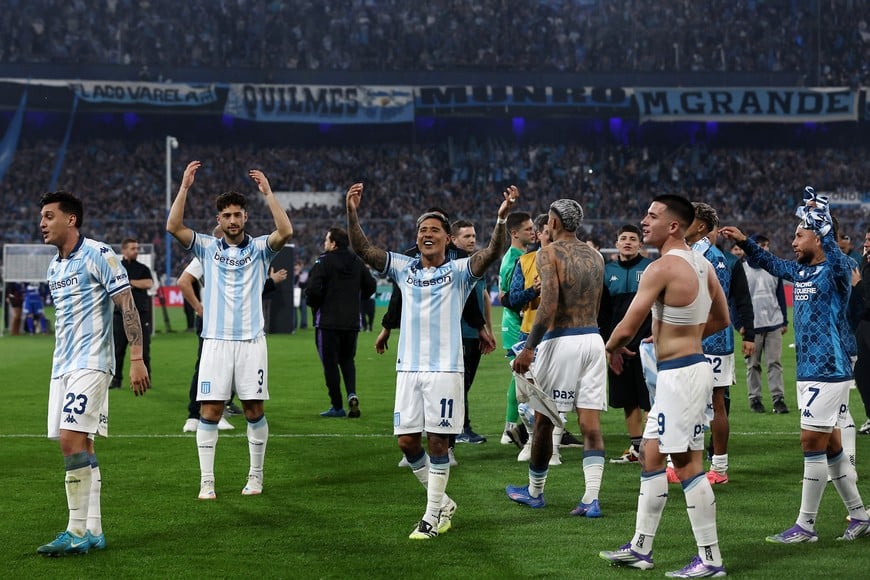 Soccer Football - Copa Libertadores - Quarter Final - Second Leg - Racing Club v Velez Sarsfield - Estadio Monumental Presidente Peron, Avellaneda, Argentina - September 23, 2025
Racing Club's Matias Zaracho, Marco Di Cesare, Adrian Martinez, Nazareno Colombo and Duvan Vergara celebrate after the match REUTERS/Agustin Marcarian