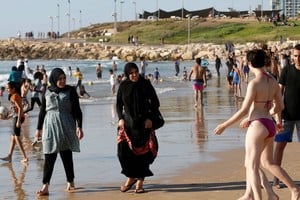 El debate en torno al uso del burkini en las playas francesas fue una de las manifestaciones concretas de la tensión que se genera cuando ciertas costumbres atentan contra las normas jurídicas y culturales del país anfitrión.