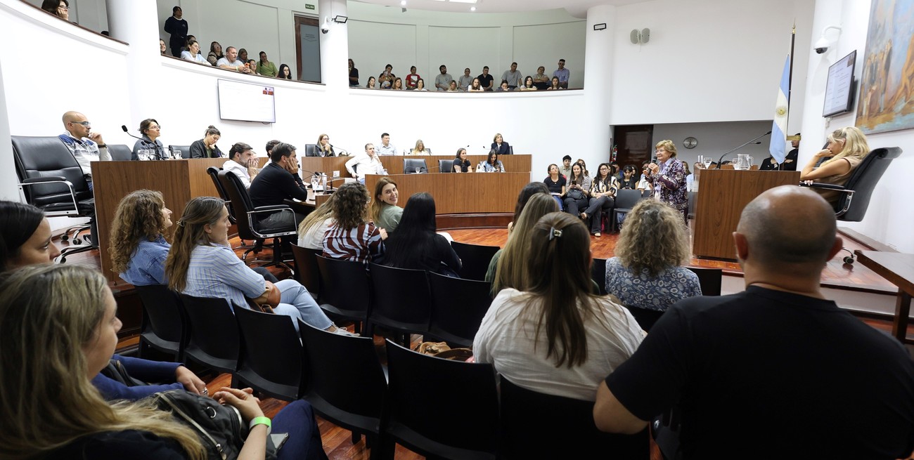 El recinto del Concejo se llenó de padres y educadores. Foto: Gentileza