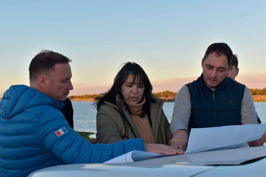 El ministro de Obras Públicas, Lisandro Enrico recorriendo el lugar.