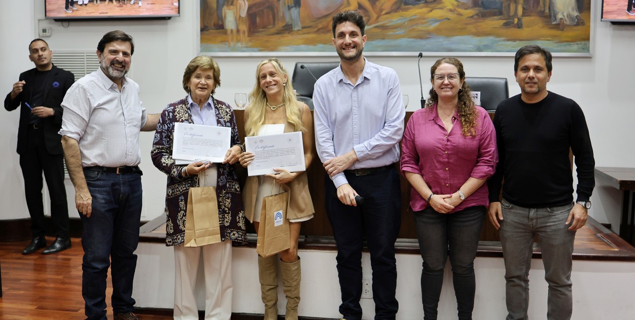 Maritchu Seitún y Gisela Rugna recibieron certificados y presentes de parte de los concejales. Foto: Gentileza