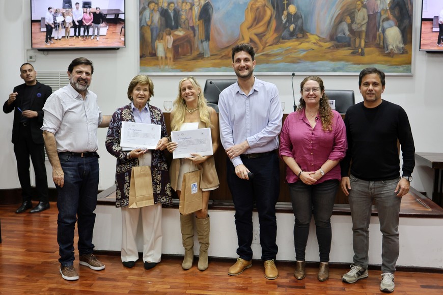 Maritchu Seitún y Gisela Rugna recibieron certificados y presentes de parte de los concejales. Foto: Gentileza