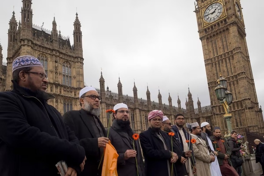 Religiosos islámicos junto al puente de Westminster, Londres. Las divisiones religiosas se agudizaron al estallar la guerra entre Israel y el grupo Hamás. El crecimiento del Islam en el Reino Unido es todo un desafío social.