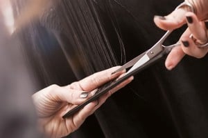 Planificar el corte de cabello según la fase lunar puede potenciar su fuerza y brillo.