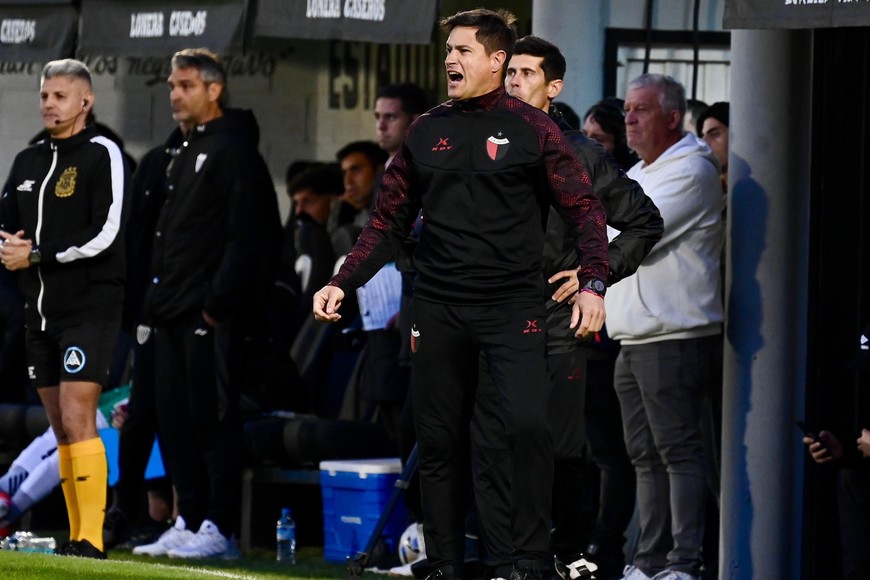 Ezequiel Medrán, el entrenador sabalero. Su objetivo fue el de hacer un buen "mini torneo" de siete fechas, pero van seis y no pudo ganar. Agarró un equipo destruido y pretende terminar, al menos, con una victoria. Crédito: Juan Foglia