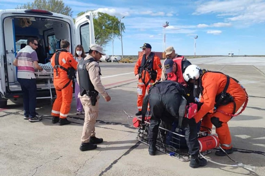 En tierra, ambulancias esperaban a los pacientes para trasladarlos a centros médicos. Foto: PNA