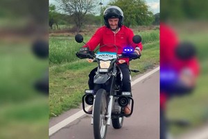 El mandatario provincial en una moto de la policía de Santa Fe.