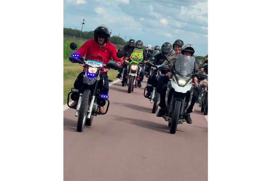 Gobernador y vice, marchando en moto por la flamante ruta.