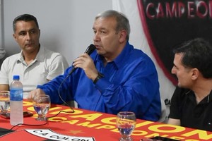 Ricardo Luciani junto a Luis Medero y Nelson Agoglia, durante la charla en la que se habló de fútbol y se llevó a cabo en el club Newell's Old Boys de nuestra ciudad. Crédito: Gentileza.