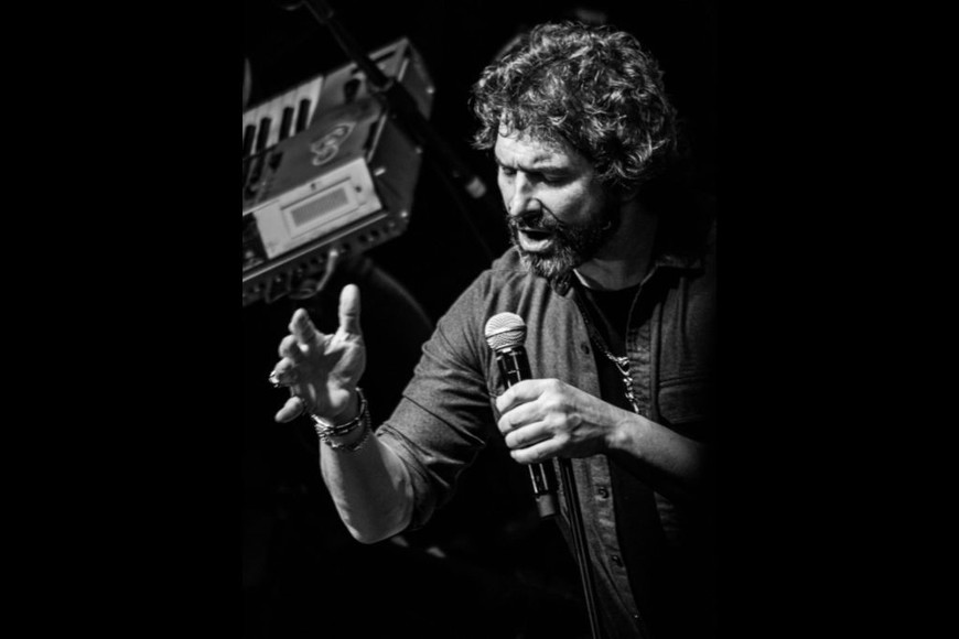 Iván Noble, cantante y compositor argentino, que recientemente publicó su primera novela, “El Dr. Álvarez contra los All Blacks. Vida de un padre”.