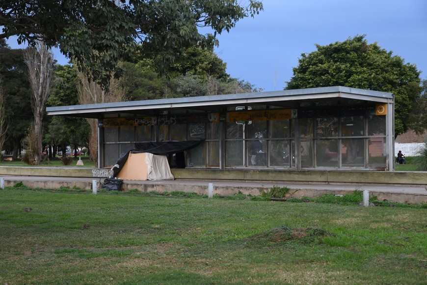 Algunos apeaderos son refugios de gente en situación de calle.