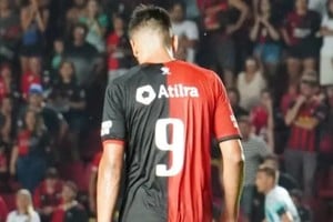 Una pesadilla menos. El reclamo de Lucas Viatri (foto) fue de los más insólitos en todo sentido: el poco tiempo que jugó, lo mucho que reclamó y el demorado acuerdo final. Ahora, después de muchos capítulos, esta novela de terror se terminó en el Mundo Colón. Crédito: Foto El Litoral.